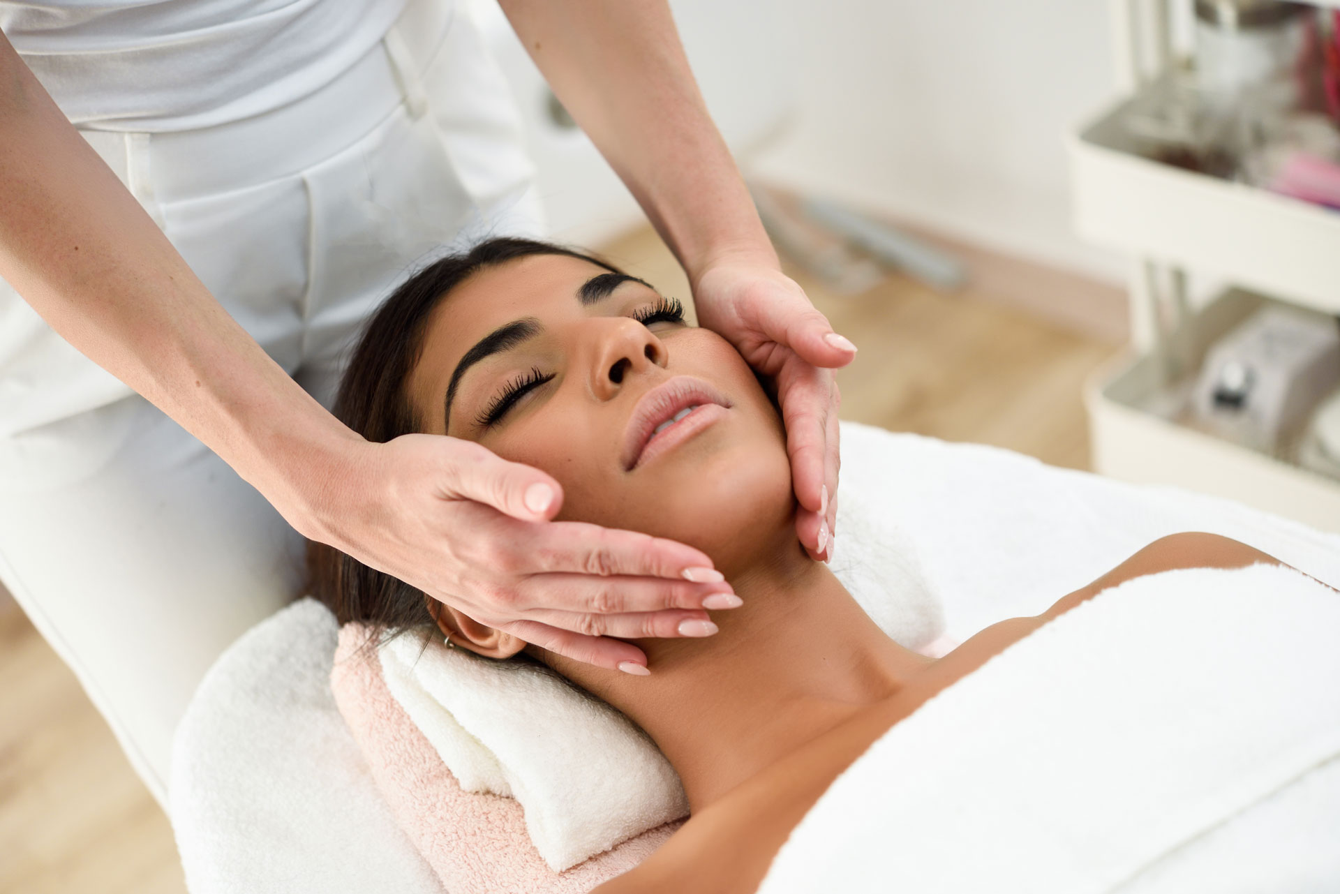 woman-receiving-head-massage-in-spa-wellness-J9S8GXE.jpg
