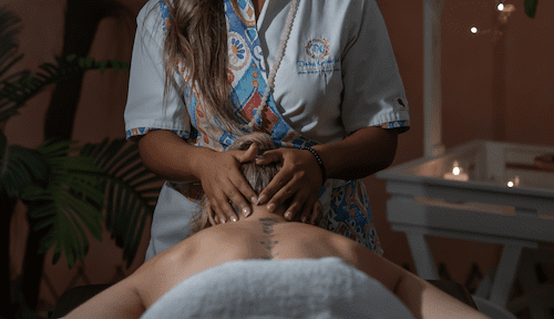 Daisy haciendo masaje a la espalda de una mujer
